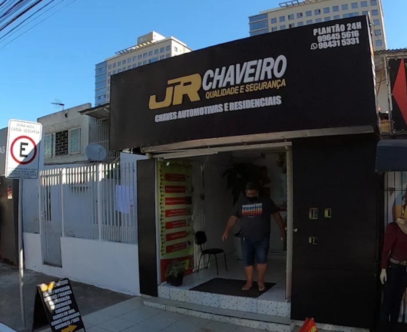 Fachada da JR Chaveiro no bairro Campinas, em São José, com a placa da loja e a porta aberta